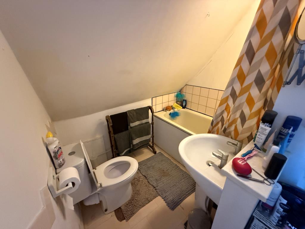Lot: 140 - FLAT FOR INVESTMENT - Bathroom with WC